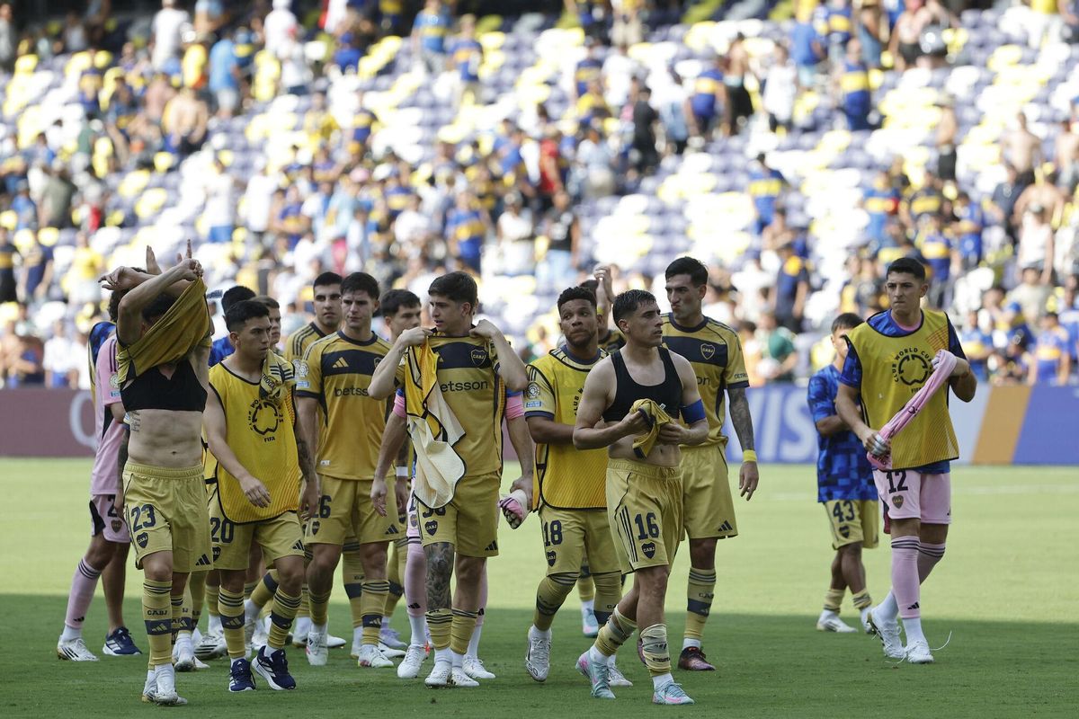 EVE6411. NASHVILLE (ESTADOS UNIDOS), 24/06/2025.- Jugadores de Boca reaccionan este martes, al final de un partido del Mundial de Clubes entre Auckland City y Boca Juniors en el estadio Geodis Park en Nashville (EE.UU.). EFE/ Juan Ignacio Roncoroni