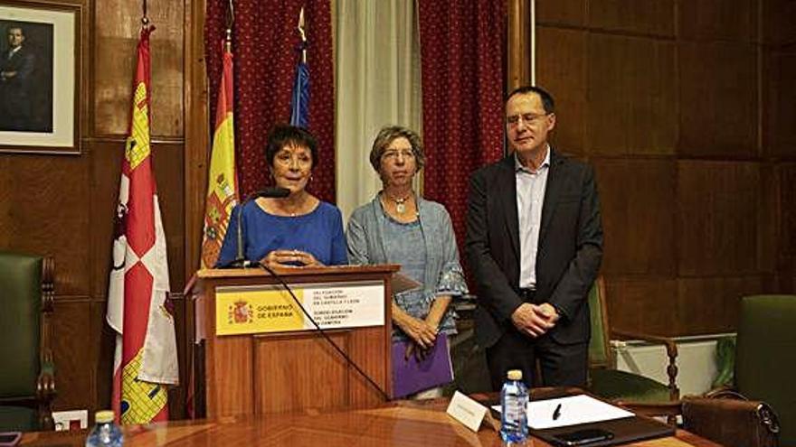 Mercedes Martín e Isabel Clavero, durante la comparecencia pública.