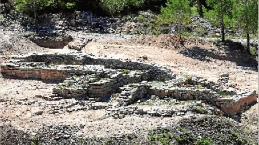 El jaciment de l&#039;església de Sant Pere del Puig vist des del turó on hi ha restes d&#039;una torre del segle XI