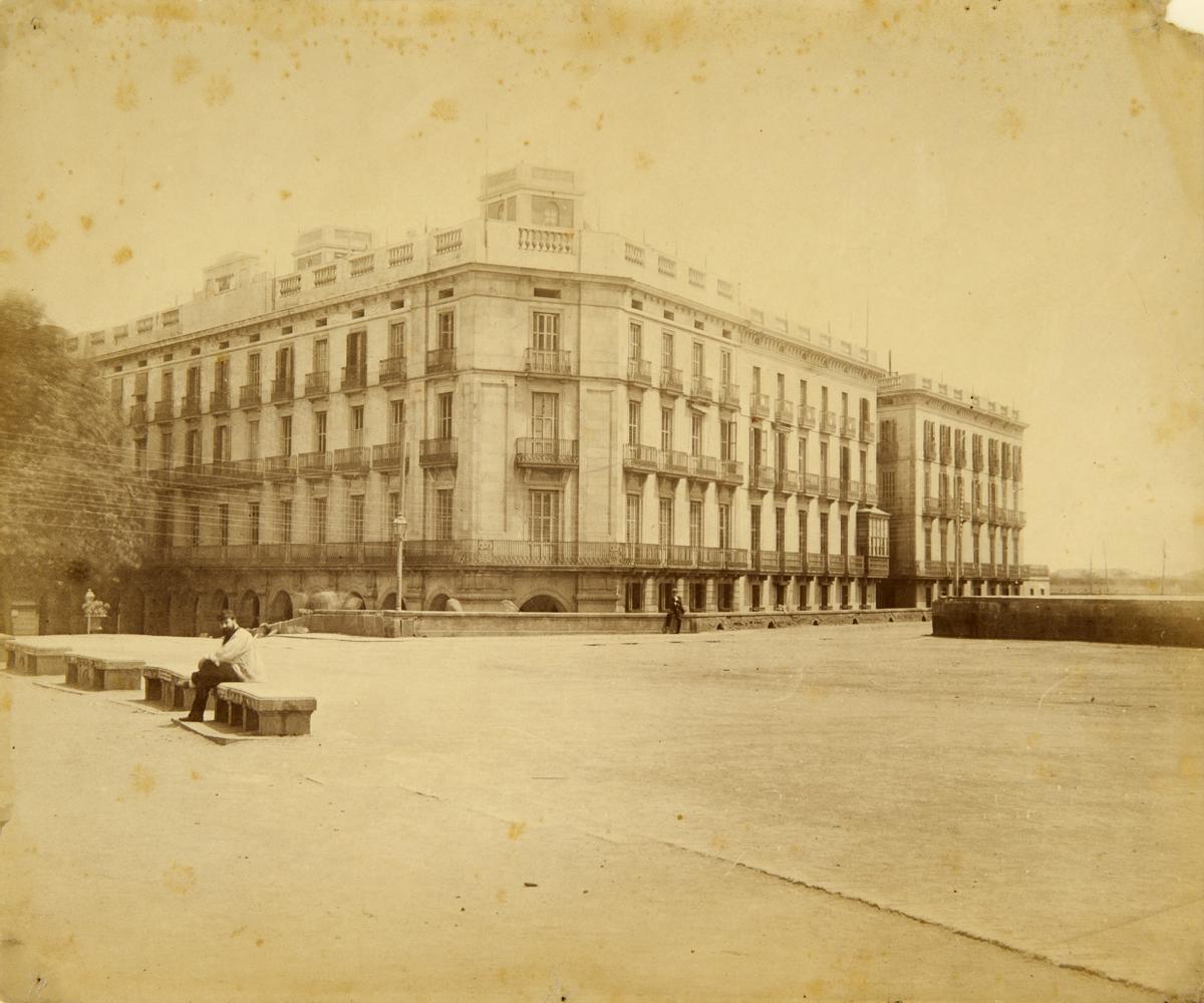 1 Casa Vidal-Quadras des del passeig de la Muralla de Mar, c. 1860. AFB. Autoria desconeguda.jpg
