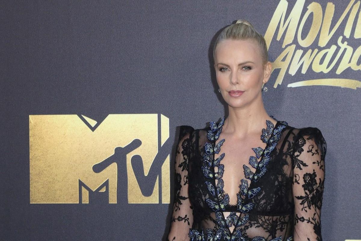 Charlize Theron, ganadora a la mejor intérprete femenina, deslumbró con un vestido de encajes negro.