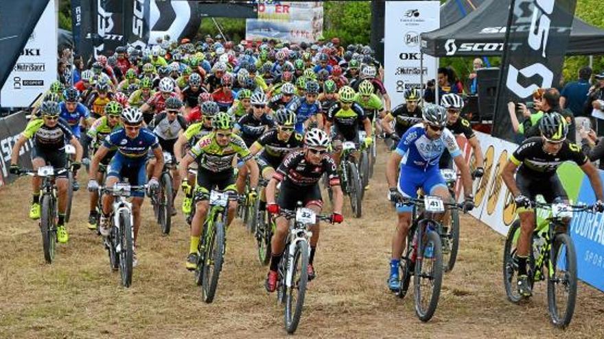 Els ciclistes, en la sortida dels 65 quilòmetres de la Scott Marathon d&#039;Aguilar de Segarra, van oferir un gran espectacle