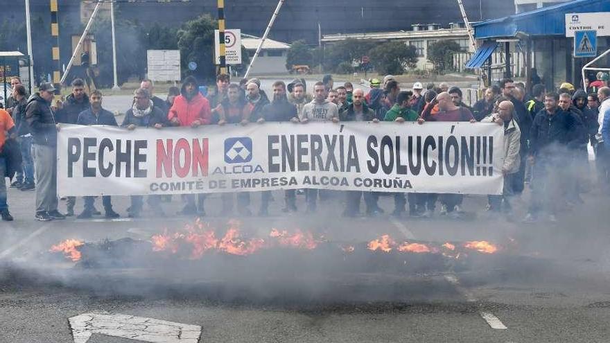 Protesta de trabajadores de Alcoa a la entrada de la fábrica de A Grela.