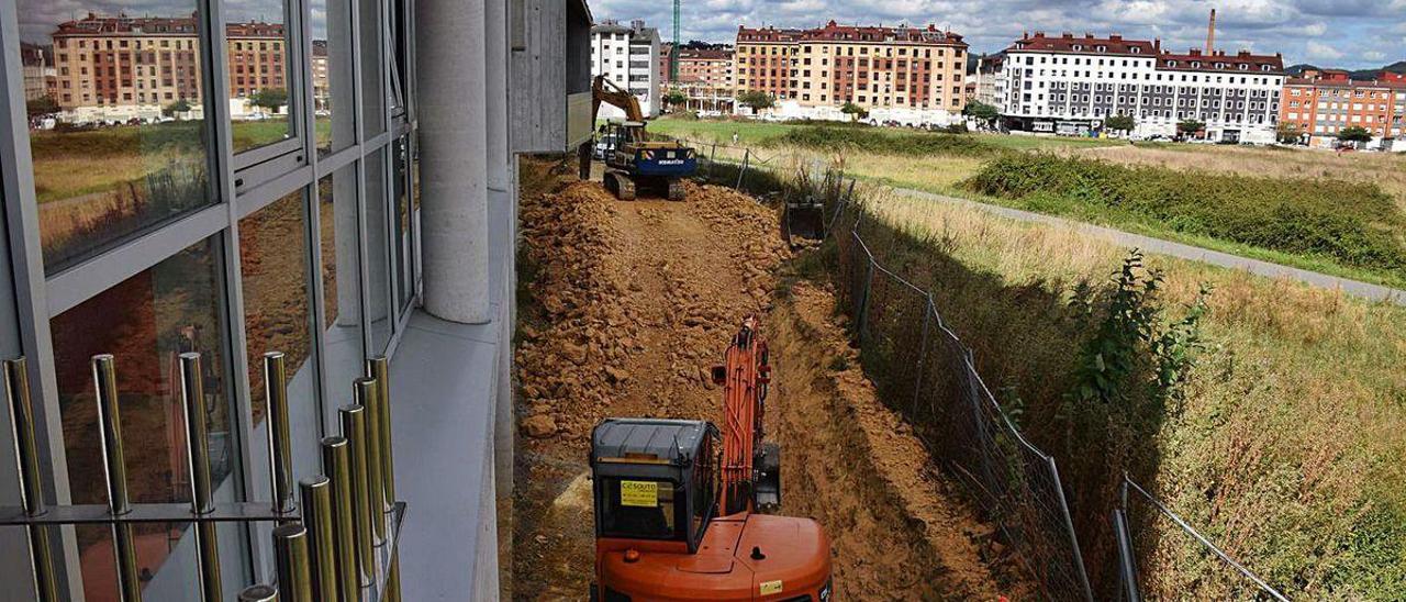 Las obras de los accesos al centro polivalente de Lugones.