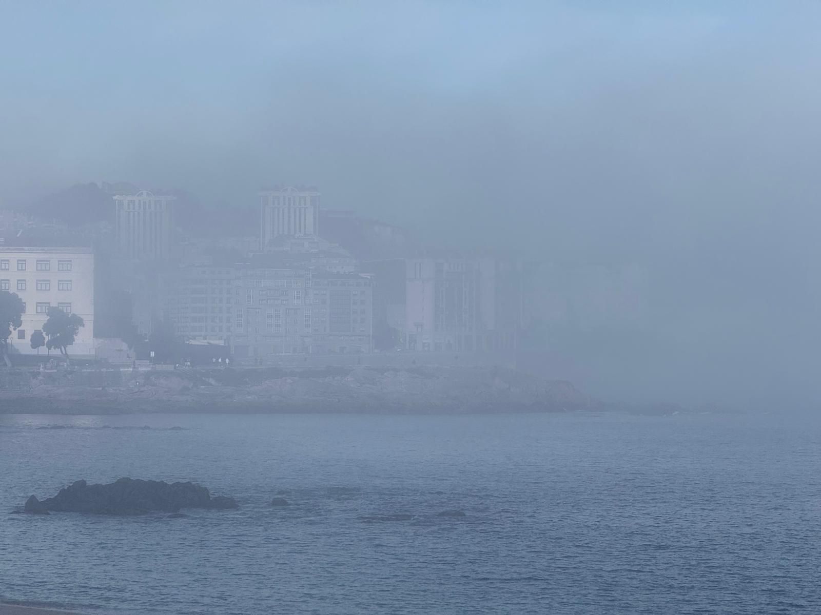 A Coruña amanece cubierta por un manto de niebla