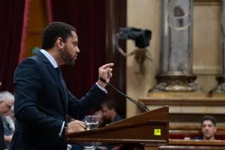 El Constitucional admite el recurso de amparo de Vox contra el voto delegado de Puigdemont y Puig en el Parlament