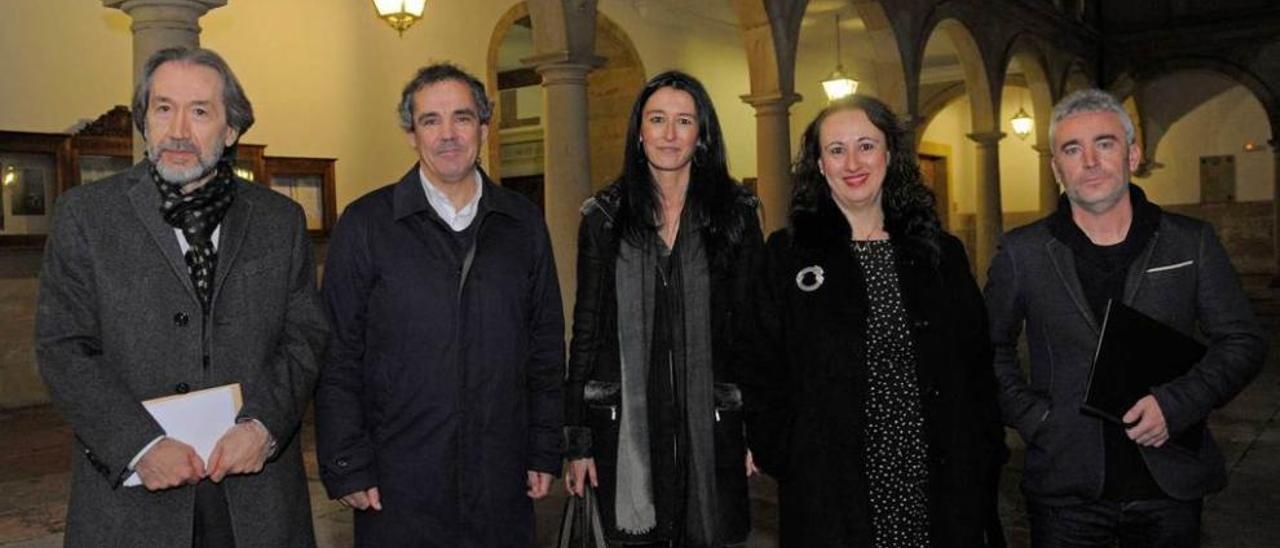 Ricardo Labra, Vicente Domínguez, Araceli Iravedra, María Payeras y Miguel Ángel García, ayer, en el claustro de la Universidad de Oviedo.