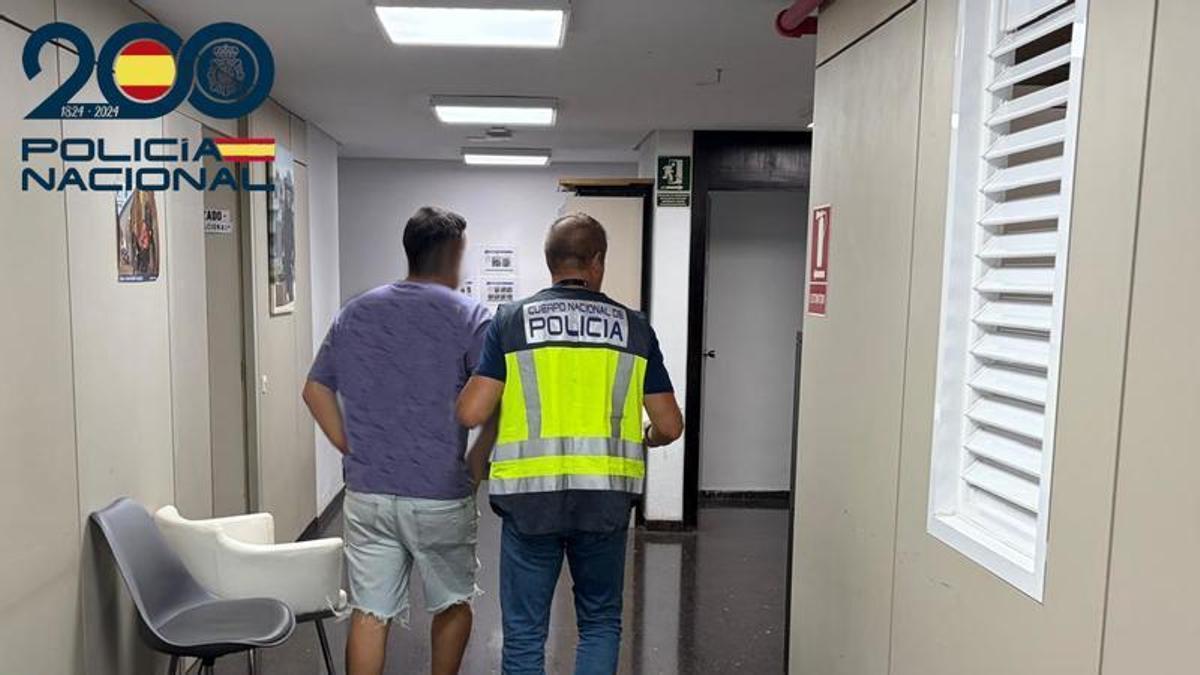 El empleado detenido, en las dependencias policiales.