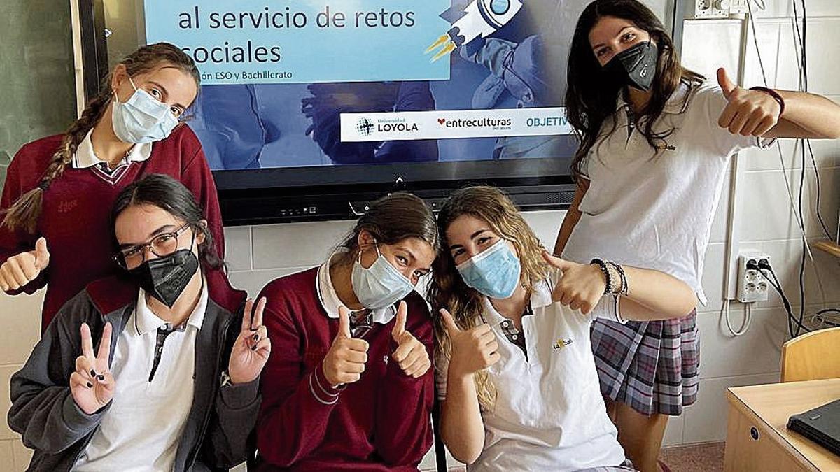 Estudiantes participantes en el concurso de la Universidad Loyola.