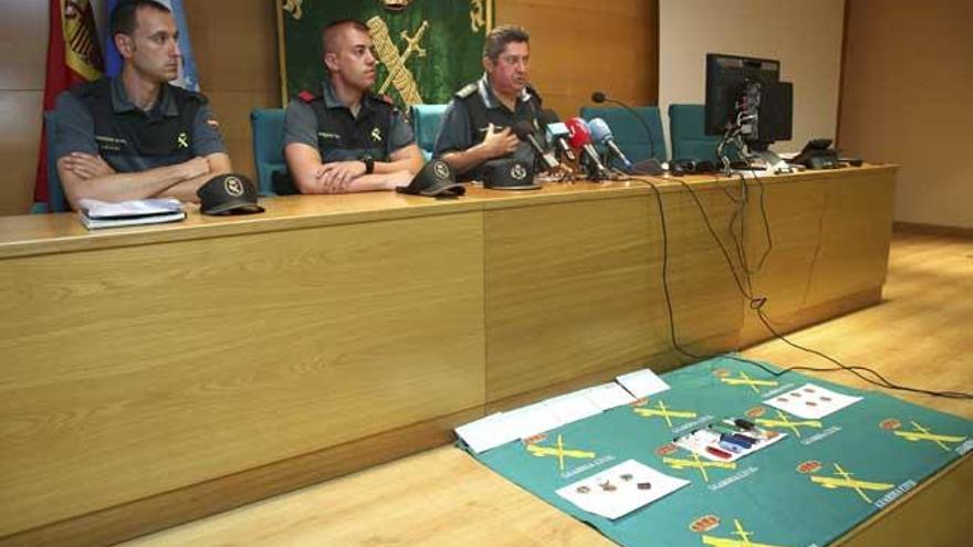 Agentes de la Guardia Civil con los objetos requisados a la presunta pirómana. // EFE