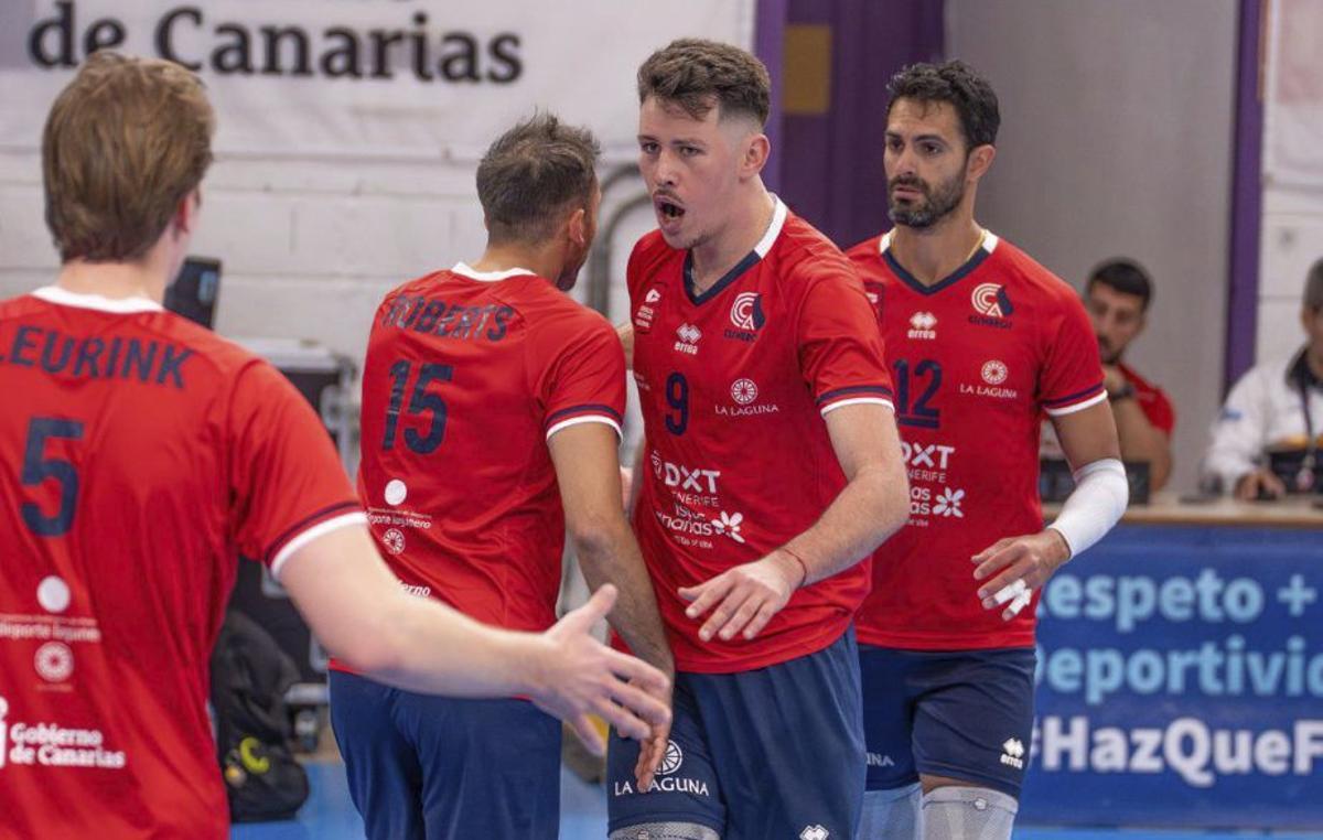 Los jugadores del Cisneros se felicitan tras lograr un punto. | CD CISNEROS ALTER