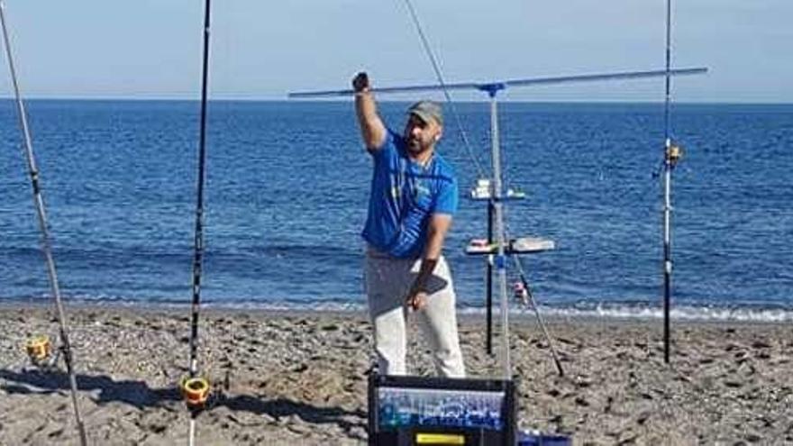 Pablo Álvarez, en un momento de la pesca surfcasting.