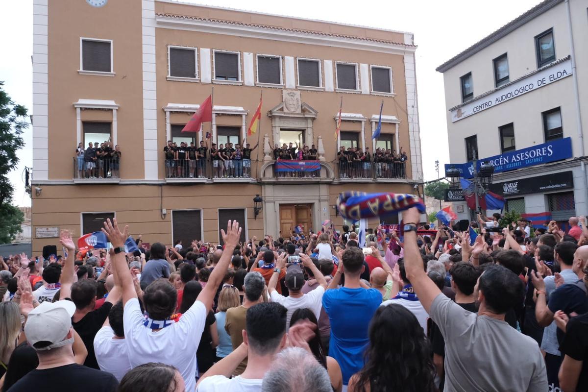 La plaza del Ayuntamiento de Elda abarrotada de público durante la celebración del ascenso a Segunda División.
