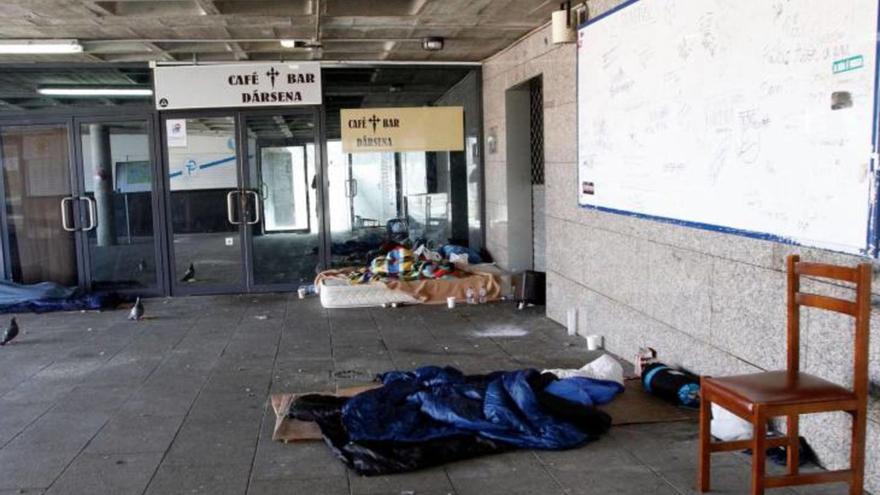 Varias personas sin hogar durmiendo en el acceso a la dársena de Xoán XXIII, en Santiago /antonio hernández