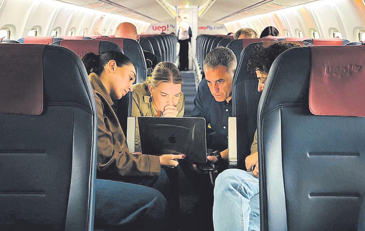 Marga Prohens se conectó a la reunión de emergencias desde el avión