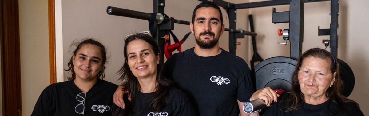 Miguelina Padrón junto a sus familiares.