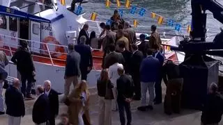 La reina Letizia se resbala y se cae en un barco en Llanes