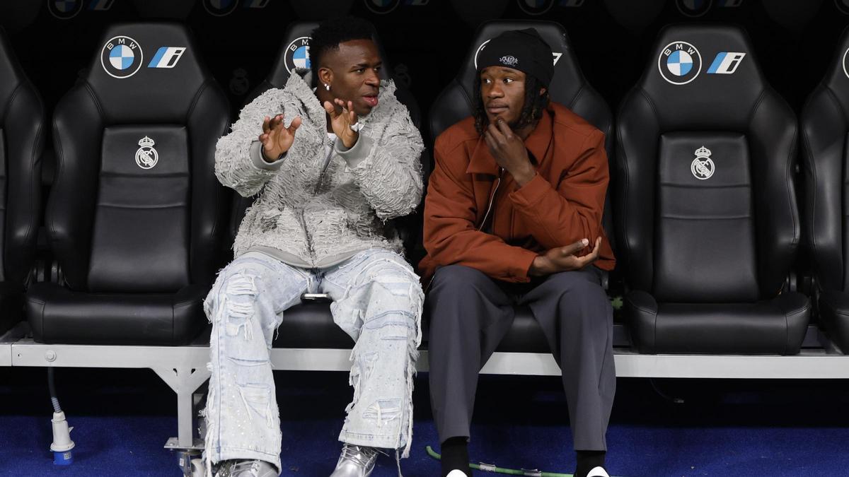 Vinicius, cabizbajo a su salida de Valdebebas tras anunciarse su lesión