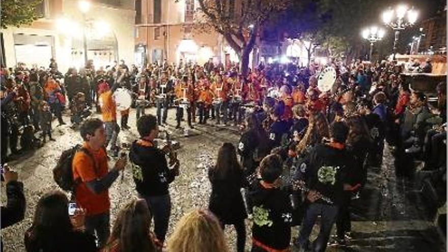 Les diferents «marxing bands» van acabar el seu recorregut a la plaça de Sant Feliu.