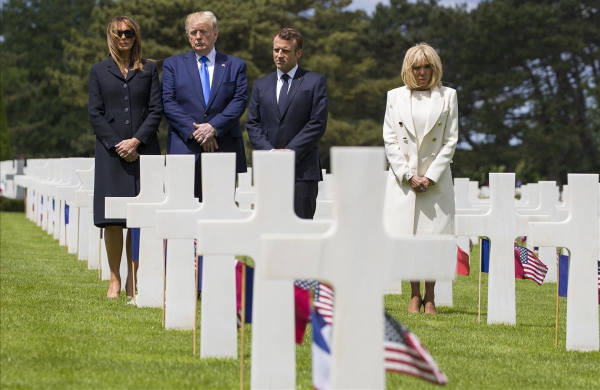 Los presidentes de Estados Unidos y de Francia, junto a sus esposas, en el cementerio estadounidense de Normandía en Colleville-Sur-Mer. Macron, recordó a Trump, en presencia de éste, que ’Estados Unidos nunca es más grande que cuando se bate por la libertad de los otros’.