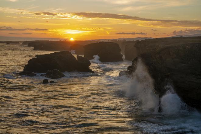 Amanecer en acantilados de la playa de Las Catedrales