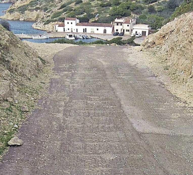 El Govern hormigona caminos del parque nacional de Cabrera