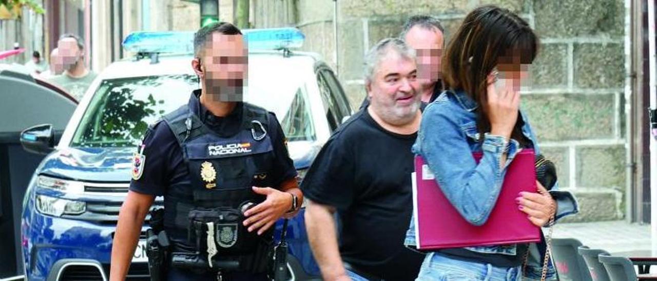 El investigado, tras su detención, siendo conducido a un registro en su vivienda.