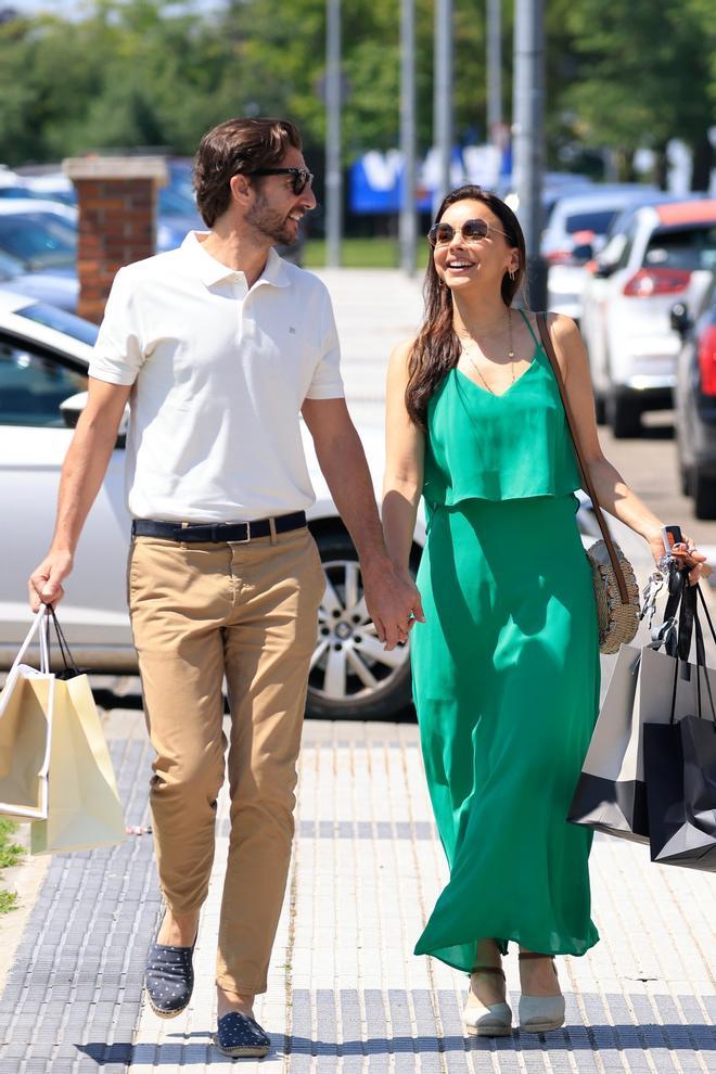 Chenoa con vestido verde del brazo de Miguel Sánchez Encinas