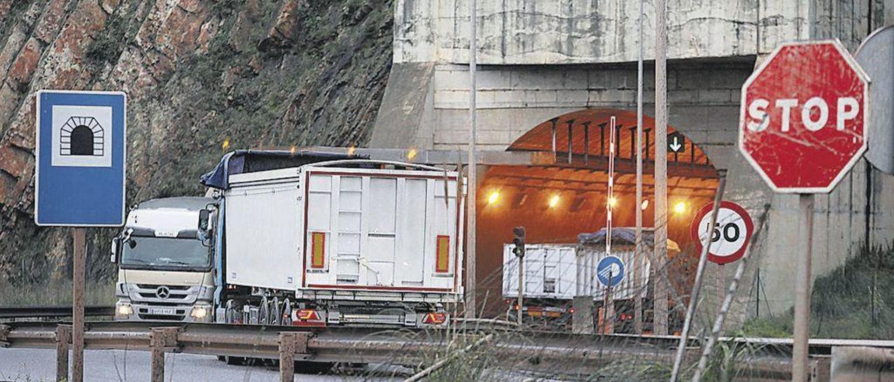 Camiones circulan por un antiguo acceso portuario desde Aboño.