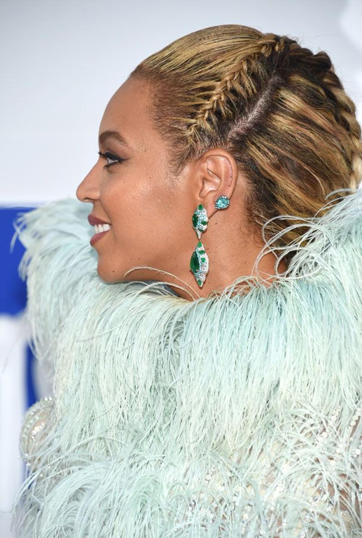 Beyoncé con recogido de trenzas en los MTV Video Music Awards 2016