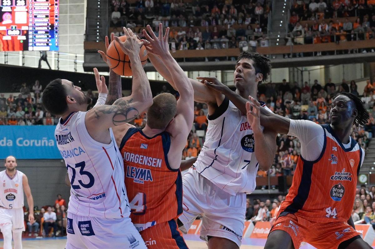 Lance del duelo entre Leyma Coruña y Monbus Obradoiro en el Coliseum.