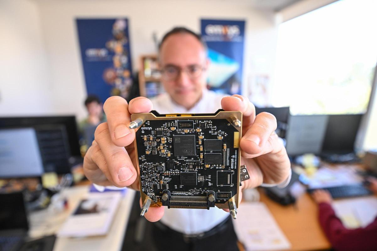 Sistemas electrónicos para satélites made in Elche: así es la empresa Emxys