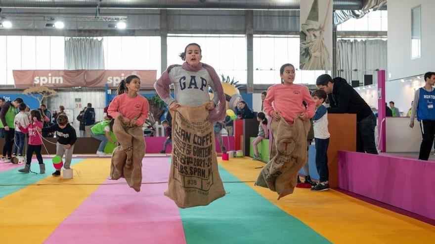 Carrera de sacos en la zona de juegos populares, imagen de archivo.