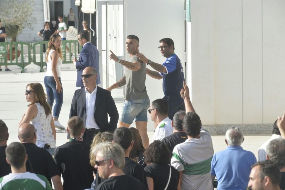 La afición recibe a los jugadores del Elche al grito de "mercenarios"