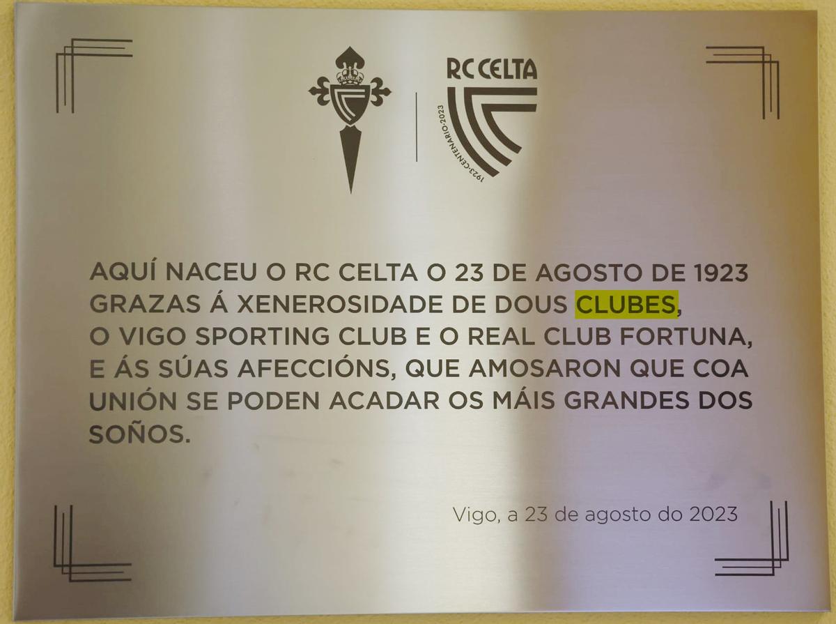 Segunda placa que coloca o Celta na biblioteca pública do Casco Vello, aínda cun erro.