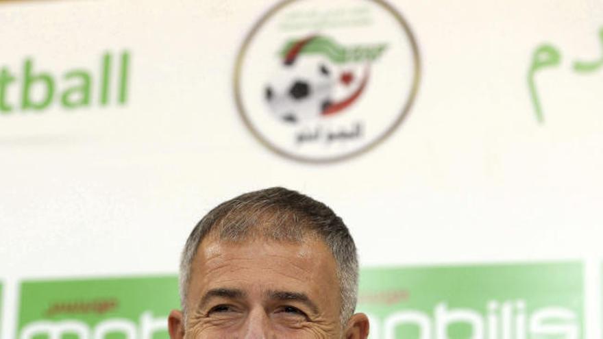 El técnico, sonriente, durante una rueda de prensa.