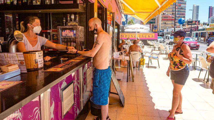 Turistas ingleses en Benidorm.