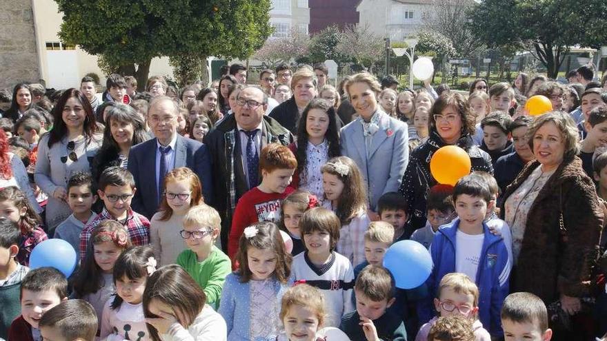 Arriba, la infanta con niños del centro CPR Plurilingüe La Inmaculada, el jefe territorial de Educación y el alcalde de Ponteareas. A la izq., doña Elena y Sabela Martínez.  // Alba Villar