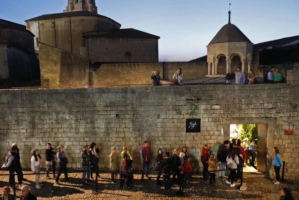 Els muntatges de Temps de Flors van allargar dimecres l'horari d'obertura