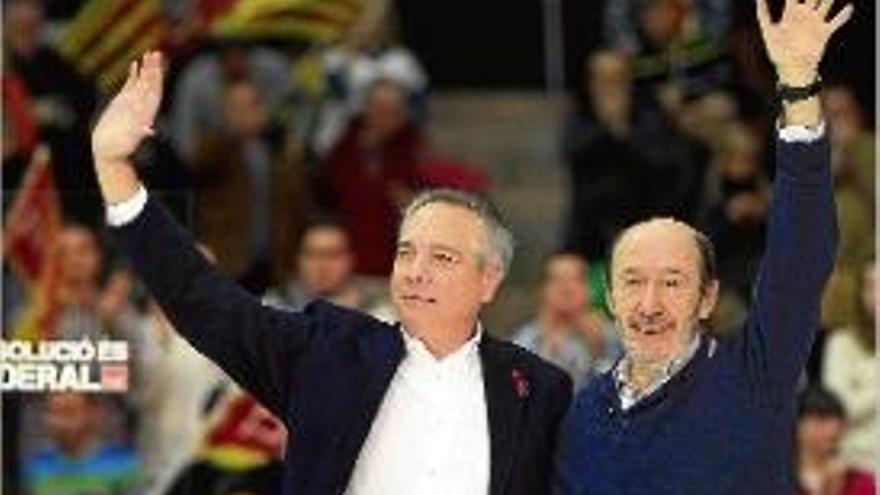 Pere Navarro i Alfredo Pérez Rubalcaba, ahir a Barcelona.