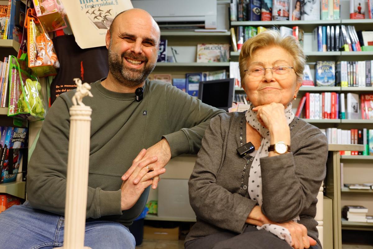 El actual dueño y la anterior propietaria de la Llibreria Llorens