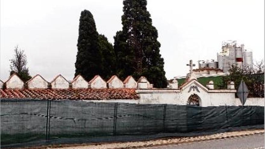 L&#039;antic cementiri de Vidreres, en una de les entrades del municipi, ahir a punt per començar l&#039;enderroc.