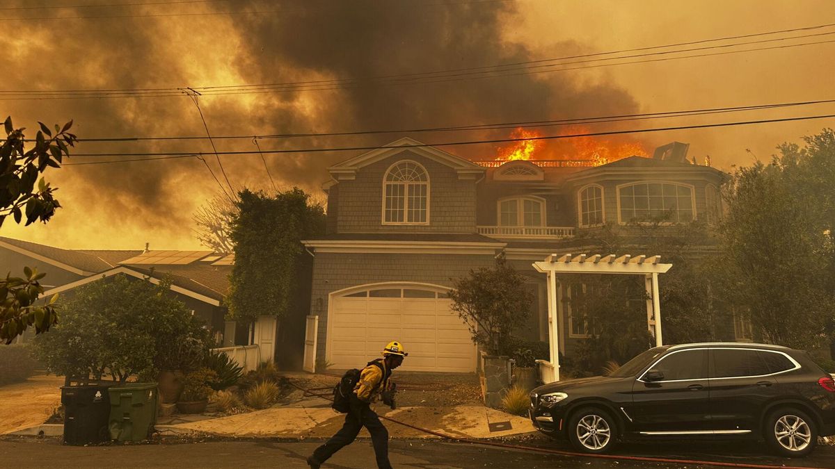 Una residencia en llamas en el vecindario Pacific Palisades de Los Angeles.