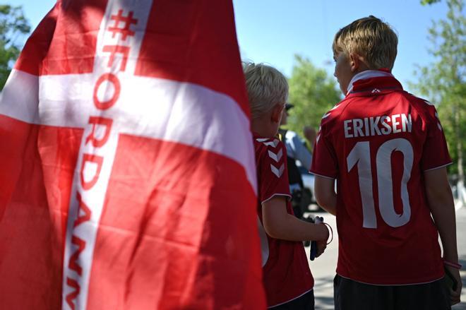 Aficionados con mensajes en apoyo a Christian Eriksen (Copenhague, Dinamarca)