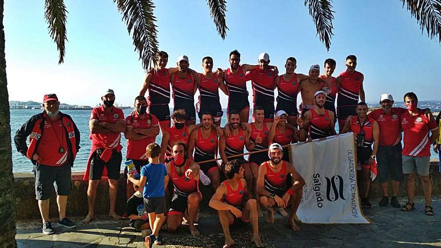 El equipo posa en tierra con la bandera del sábado. |  // CMB 