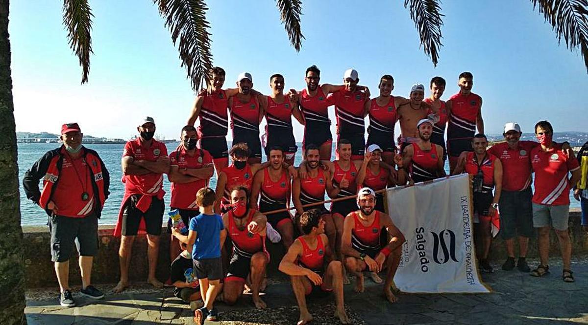 El equipo posa en tierra con la bandera del sábado. |  // CMB