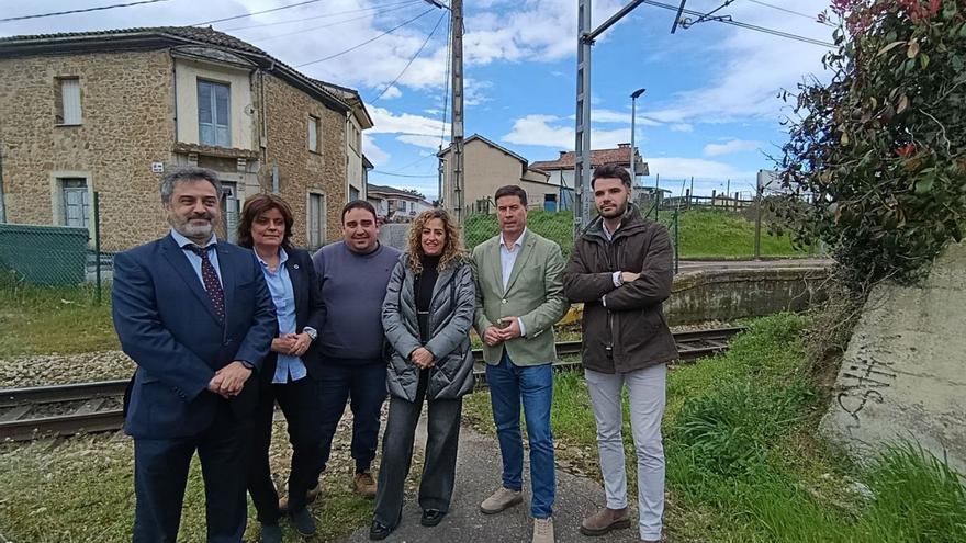 Por la izquierda, Juan Luis Berros, Beatriz Polledo, Javier Mateus, Graciela Velasco, Silverio Argüelles y Borja Lapuerta, en La Carrera. En el recuadro, estado del paso subterráneo del apeadero de La Carrera. | L. R.