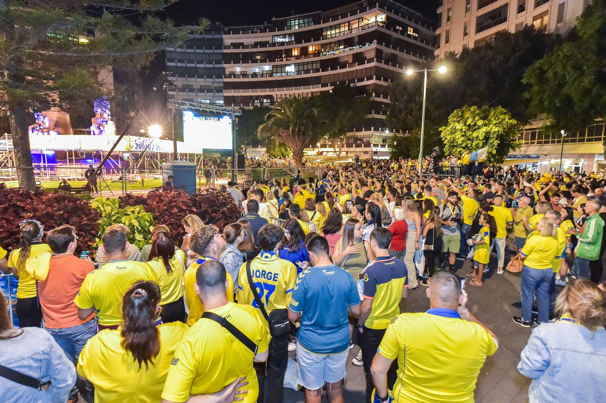 Celebración del ascenso en las terrazas de la Plaza de España