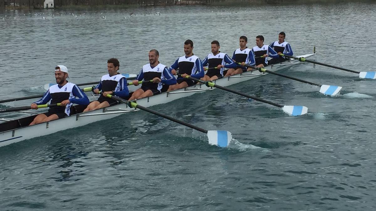 Un entrenamiento de remo en el Miño.