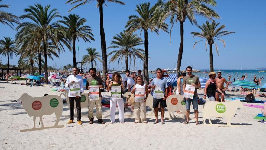 Miembros de Apaema, en la playa de s’Arenal, reclamando que los beneficios del turismo también lleguen a su actividad. | APAEMA